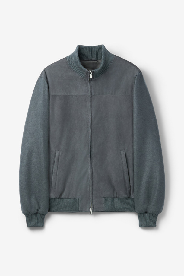 Mandelli(만델리) 스웨이드 캐시미어 져지는 부드러운 촉감과 두꺼운 두께감으로 가을, 겨울철 따뜻하게 착용하기 좋은 남성 블루종입니다. 클래식하고 미니멀한 디자인에 그레이 컬러, 무지 패턴으로 어떤 스타일에도 잘 어울립니다. 레귤러핏으로 제작되었으며, 져지 소매와 염소가죽을 사용하여 고급스러움을 더했습니다. 집업 스타일이며, 출근룩, 비즈니스 캐주얼, 모임룩 등 다양한 TPO에 활용할 수 있습니다. 
