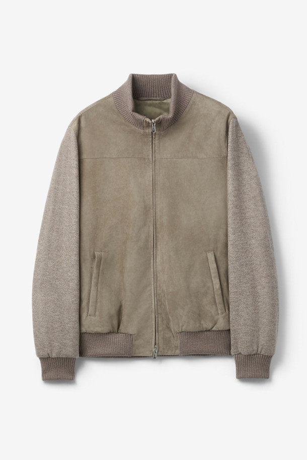 Mandelli(만델리) 스웨이드 캐시미어 져지는 부드러운 촉감과 보온성을 자랑하는 아우터입니다. 가을, 겨울 시즌에 어울리는 두꺼운 두께감으로 클래식하고 미니멀한 스타일을 연출합니다. 베이지, 그레이 두 가지 색상으로 출시되었으며, 레귤러 핏의 집업 스타일로 편안하게 착용 가능합니다. 특히 소매 부분의 캐시미어 져지 소재가 고급스러움을 더하며, 데이트룩, 출근룩, 모임룩 등 다양한 TPO에 활용 가능합니다. 시크한 매력을 뽐내고 싶은 날, Mandelli(만델리) 스웨이드 캐시미어 져지를 선택해 보세요.
