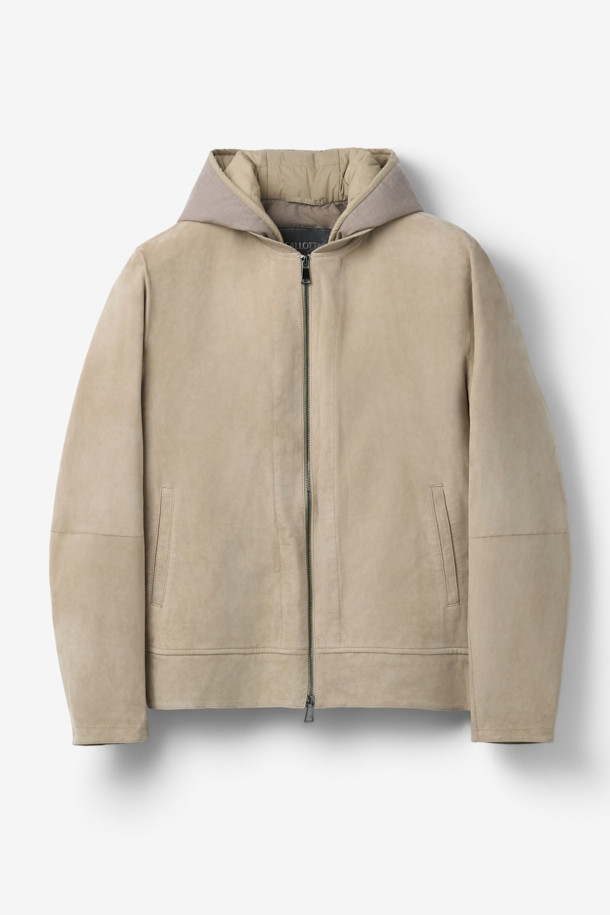 GALLOTTI(갈로티) 스웨이드 패딩 후디 아우터는 가을과 겨울에 따뜻하게 착용할 수 있는 남성용 점퍼입니다. 부드러운 스웨이드와 양가죽 소재로 제작되어 고급스러운 촉감을 선사하며, 레귤러핏으로 편안한 착용감을 제공합니다. 캐주얼 스타일의 무지 디자인에 후드, 긴소매, 집업 여밈 방식이 적용되어 실용성을 더했습니다. 두꺼운 두께감과 패딩 안감으로 보온성을 높였으며, 미니멀하고 클래식한 스타일을 연출하기 좋습니다. 베이지 컬러로 다양한 스타일에 매치하기 용이합니다.
