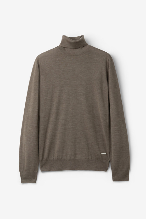 Mandelli(만델리) 위시 울 터틀넥 니트는 여성스러운 실루엣을 연출하는 브라운 컬러의 크롭 기장 터틀넥 니트입니다. 가을과 겨울에 어울리는 얇은 두께감과 부드러운 촉감의 울 소재로 제작되어 편안한 착용감을 선사합니다. 18 게이지 파인 조직으로 짜여져 고급스러운 디자인과 뛰어난 내구성을 자랑하며, 미니멀하고 베이직한 스타일로 다양한 룩에 활용하기 좋습니다. 출근룩, 오피스룩은 물론 클래식, 캐주얼 스타일까지 폭넓게 소화 가능한 아이템입니다.
