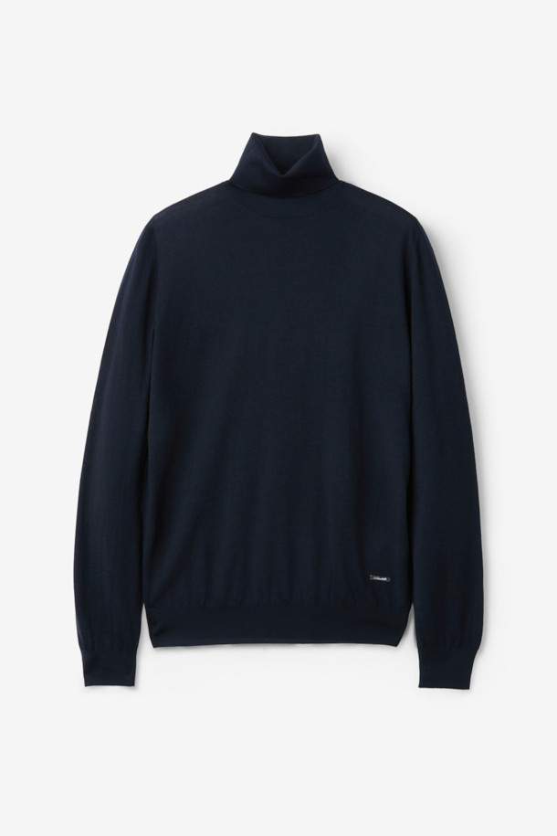 Mandelli(만델리) 위시 울 터틀넥 니트는 미니멀하고 클래식한 스타일을 추구하는 남녀 모두를 위한 상의입니다. 얇은 두께감과 부드러운 촉감의 18게이지 파인 조직 울 소재로 제작되어 가볍고 편안한 착용감을 선사합니다. 차분한 네이비 컬러와 레귤러핏 디자인은 출근룩, 비즈니스 캐주얼, 모임룩 등 다양한 TPO에 활용 가능합니다. 뛰어난 내구성을 자랑하며, 터틀넥 디자인으로 포근함과 고급스러운 분위기를 더합니다. 가을, 겨울 시즌에 활용하기 좋은 데일리 아이템입니다.
