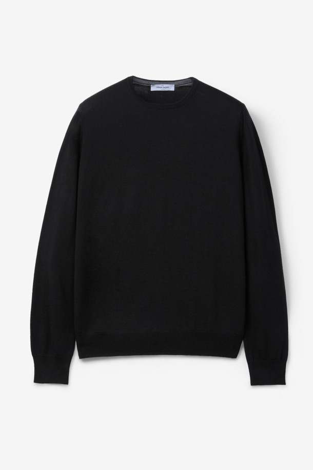 GRAN SASSO(그란 사쏘) 울 베이직 크루넥 니트는 부드러운 촉감의 울 소재로 제작된 남녀 공용 니트입니다. 가을과 겨울에 적합하며, 두꺼운 두께감으로 따뜻하게 착용할 수 있습니다. 레귤러 핏에 라운드넥 디자인으로, 베이직한 스타일을 연출하여 출근룩, 모임룩 등 다양한 TPO에 활용할 수 있습니다. 무지 패턴의 블랙 컬러로, 클래식, 미니멀, 캐주얼 등 어떤 스타일에도 매치하기 용이합니다. 다양한 아우터와 레이어드하여 폭넓은 스타일을 소화할 수 있는 활용도 높은 아이템입니다.
