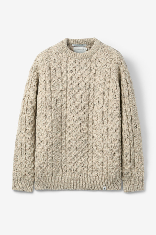 PEREGRINE(페레그린) 허드슨 아란 니트는 남성용 상의 니트/스웨터 제품입니다. 베이지 색상의 레귤러핏 라운드넥 긴소매 울 혼방 니트로, 가을/겨울 시즌에 착용하기 좋습니다. 클래식 스타일의 이 니트는 아란 니트 패턴과 입체적인 짜임, 도톰한 조직감으로 포근하고 따뜻한 착용감을 선사합니다. 출근룩과 모임룩 모두에 잘 어울리며, 미니멀, 캐주얼 스타일과도 매치하기 좋습니다.
