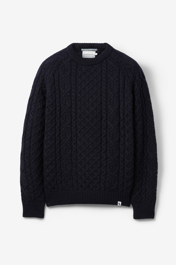 페레그린(PEREGRINE) 허드슨 아란 니트는 영국 브랜드의 남성용 니트 스웨터입니다. 클래식한 스타일의 라운드 넥 디자인으로, 가을과 겨울에 따뜻하게 입을 수 있습니다. 두꺼운 울 소재로 제작되어 부드러운 촉감을 자랑하며, 아란 니트 패턴이 돋보입니다. 레귤러핏으로 제작되어 출근룩, 모임룩, 데이트룩 등 다양하게 활용 가능하며, 미니멀, 캐주얼 스타일에도 잘 어울립니다. 긴 소매 기장의 블랙 컬러 니트입니다.
