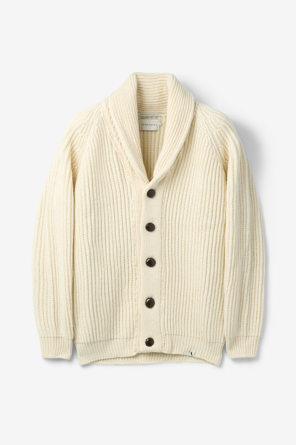 페레그린 윌킨슨 카디건은 가을과 겨울, 일상에서 클래식한 스타일을 연출하는 남성용 니트 카디건입니다. 부드러운 울 소재로 제작되어 뛰어난 착용감을 선사하며, 레귤러 핏과 숄 카라 디자인이 특징입니다. 아이보리와 화이트 두 가지 색상으로 출시되었으며, 무지 패턴에 단추 디테일이 더해져 포인트를 더합니다. 출근룩, 비즈니스 캐주얼, 모임룩 등 다양한 TPO에 활용 가능하며 아우터 또는 이너로도 활용도가 높습니다.
