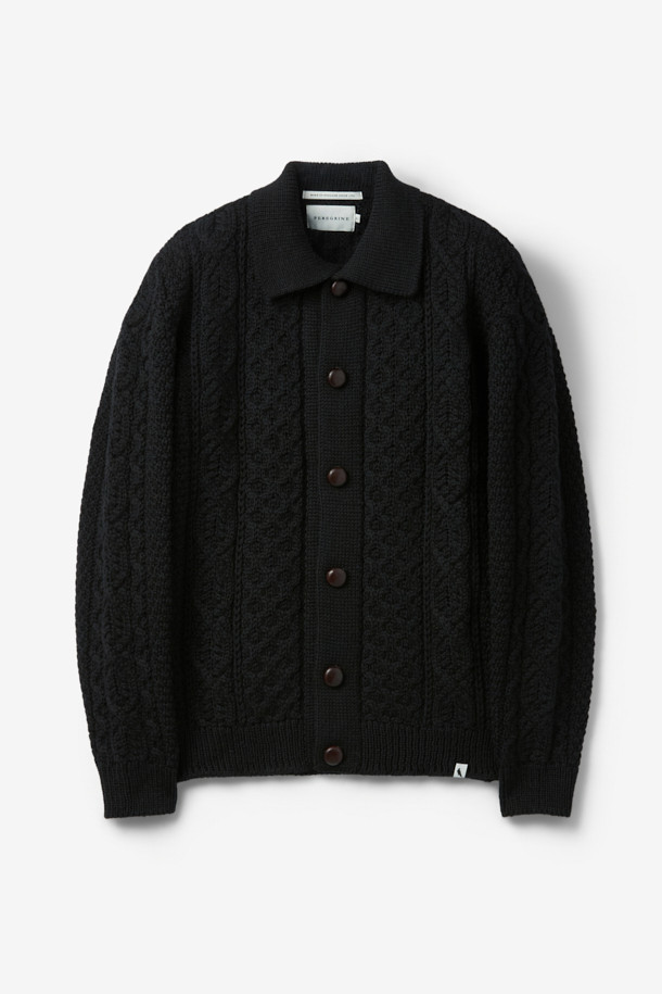 페레그린(PEREGRINE) 허드슨 카디건은 가을, 겨울 시즌 남성들을 위한 클래식하고 베이직한 스타일의 울 소재 카디건입니다. 두꺼운 두께감과 레귤러 핏으로 제작되어 따뜻하고 편안한 착용감을 선사합니다. 셋인 카라와 긴 소매, 케이블 패턴이 돋보이며, 버튼 여밈 방식으로 클래식한 매력을 더했습니다. 영국 브랜드 특유의 뛰어난 내구성을 자랑하며, 출근룩, 모임룩, 데이트룩 등 다양한 TPO에 활용 가능합니다. 미니멀, 캐주얼 스타일을 즐기는 분들께도 추천합니다.
