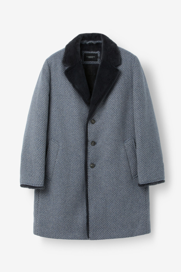 피아첸자 캐시미어 100% 풀퍼 코트는 우아함과 고급스러움을 동시에 선사하는 겨울철 필수 아이템입니다. 부드러운 촉감의 캐시미어 소재와 밍크 퍼 안감으로 제작되어 뛰어난 보온성을 자랑하며, 특별한 날을 위한 모임룩, 오피스룩, 연말 모임룩에 완벽하게 어울립니다. 클래식하고 미니멀한 디자인에 레귤러핏으로 제작되어 어떤 스타일에도 자연스럽게 매치할 수 있으며, 싱글 버튼 여밈 방식으로 세련된 실루엣을 연출합니다. 안감 전체에 퍼가 적용되어 한겨울에도 따뜻하고 포근하게 착용 가능하며, 투톤 컬러감이 은은한 포인트를 더합니다.
