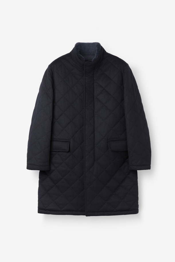 피아젠자 캐100 에든버러 코트는 겨울 시즌을 위한 클래식하고 시크한 스타일의 퀼팅 코트입니다. 부드러운 캐시미어와 울 소재의 혼방으로 제작되어 뛰어난 보온성과 고급스러운 촉감을 선사합니다. 블랙 컬러의 레귤러 핏 디자인에 탈착 가능한 천연 렉스 퍼 카라가 더해져 일상, 출근룩, 모임룩, 연말 모임룩 등 다양한 TPO에 활용 가능합니다. 버튼 여밈 방식과 긴 소매 기장으로 클래식한 디자인을 완성했으며, 무지 퀼팅 패턴이 세련된 느낌을 더합니다. 
