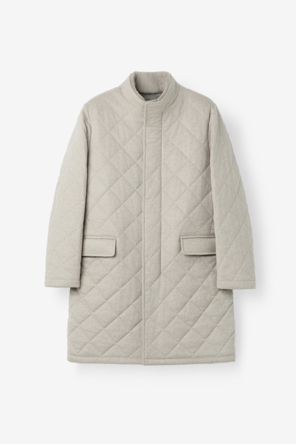 피아젠자 캐100 에든버러 코트는 여성들을 위한 겨울, 가을용 코트입니다. 베이지, 아이보리 두 가지 색상으로 출시되었으며, 클래식하고 미니멀한 스타일을 연출할 수 있습니다. 퀼팅 처리된 디자인에 미디엄 기장, 레귤러 핏으로 제작되었으며, 싱글 버튼 여밈 방식으로 간편하게 착용 가능합니다. 부드러운 촉감의 캐시미어, 모 소재를 사용하여 보온성을 높였으며, 탈착 가능한 천연 렉스 퍼 카라가 특징입니다. 출근룩, 모임룩으로 활용하기 좋으며, 고급스러운 분위기를 더해줍니다.
