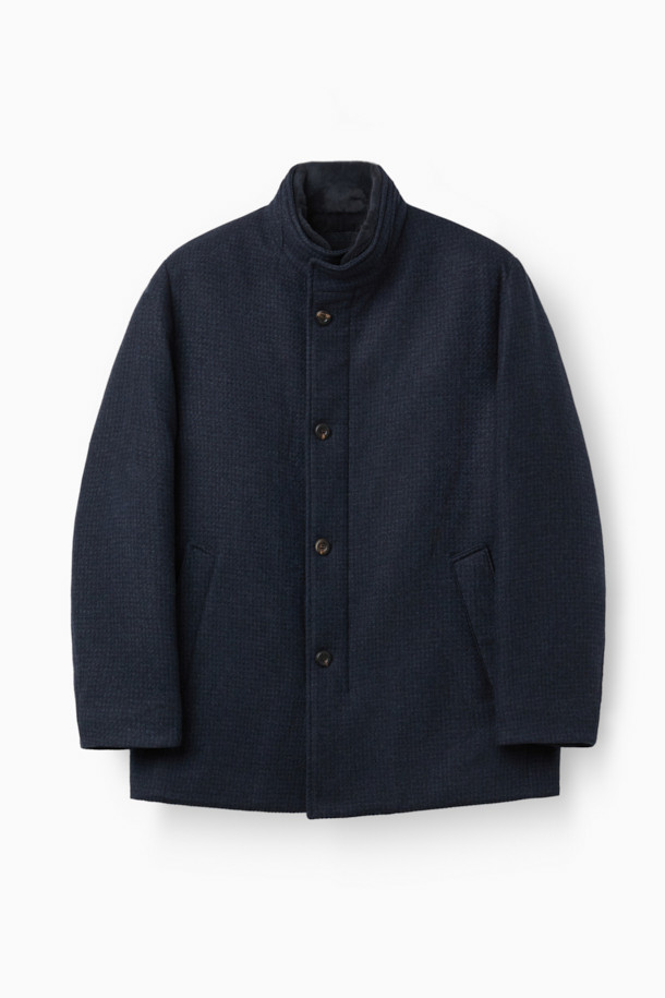 피아젠자 캐100 에든버러 드라이빙 코트는 고급스러운 소재와 디자인으로 완성된 아우터입니다. 네이비 컬러의 무지 디자인으로, 클래식하고 엘레강스한 스타일을 연출합니다. 캐시미어와 밍크 소재의 조화로 부드러운 촉감과 두꺼운 두께감을 자랑하며, 가을과 겨울 시즌에 따뜻하게 착용할 수 있습니다. 하프 기장의 레귤러핏 드라이빙 코트로, 싱글 버튼 여밈 방식과 퍼 카라, 패딩 안감이 특징입니다. 오피스룩, 비즈니스 캐주얼, 모임룩 등 다양한 TPO에 활용 가능하며, 미니멀하고 시크한 스타일을 완성합니다.
