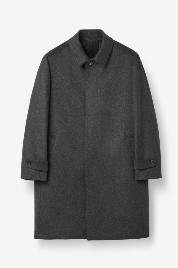 이태리 피아첸차 社의 캐시미어 100% 솔리드 셋인 코트입니다. 고급스러운 광택감과 부드러운 촉감이 특징이며, 클래식한 버드아이 패턴으로 세련된 분위기를 자아냅니다. 겨울철 보온성을 높여주는 씬 다운과 씬슐레이트 충전재를 사용하여, 추운 날씨에도 따뜻하게 착용할 수 있습니다. 출근룩, 오피스룩, 모임룩 등 다양한 상황에 활용할 수 있으며, 미니멀하고 시크한 스타일을 연출하기 좋습니다.