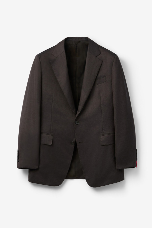 콜롬보 캐시실크 트윌 솔리드 수트 재킷 (Brown)은 남성을 위한 클래식하고 엘레강스한 스타일의 수트 자켓입니다. 브라운 컬러의 솔리드 패턴으로, 오피스룩, 비즈니스 캐주얼, 모임룩 등 다양한 TPO에 활용하기 좋습니다. 캐시미어와 실크 소재를 사용하여 부드러운 촉감과 은은한 광택을 자랑하며, 뛰어난 드레이프성을 느낄 수 있습니다. 레귤러핏, 싱글 버튼, 긴 소매, 레귤러 기장으로 디자인되었으며, 비접착 에든버러 수트로 제작되어 고급스러운 착용감을 선사합니다. 사계절 모두 활용 가능한 중간 두께의 수트 자켓입니다.
