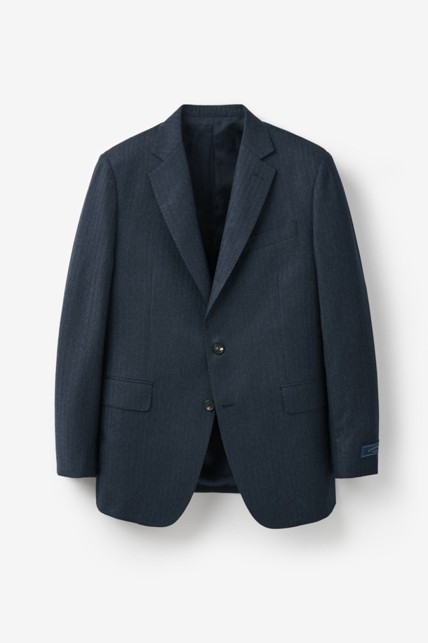 존 포스터 울 헤링본 스트라이프 수트 재킷 (블루)은 남성 고객을 위한 포멀 및 비즈니스 용도의 수트 자켓입니다. 봄, 가을, 겨울 계절에 착용하기 적합하며, 클래식한 스타일을 연출합니다. 울 100% 소재의 중간 두께감으로 제작되었으며, 헤링본과 스트라이프 패턴이 조화롭게 디자인되었습니다. 레귤러핏 싱글 버튼 방식으로, 오피스룩, 비즈니스 캐주얼, 출근룩 등 다양한 TPO에 활용할 수 있습니다.
