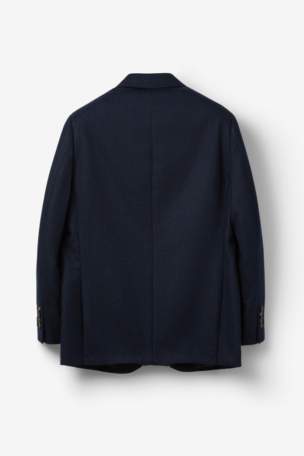 로로피아나 원단으로 제작된 남성용 울 마이크로 솔리드 재킷입니다. 네이비 컬러의 레귤러핏 블레이저로, 봄, 가을에 착용하기 좋습니다. 싱글 버튼 방식이며, 부드러운 촉감과 중간 두께감으로 편안한 착용감을 선사합니다. 클래식하고 베이직한 디자인에 투톤 짜임새가 돋보이며, 정장 및 포멀한 오피스룩, 비즈니스 캐주얼, 모임룩에 활용하기 좋습니다. 안감이 있어 더욱 쾌적하게 착용 가능합니다.
