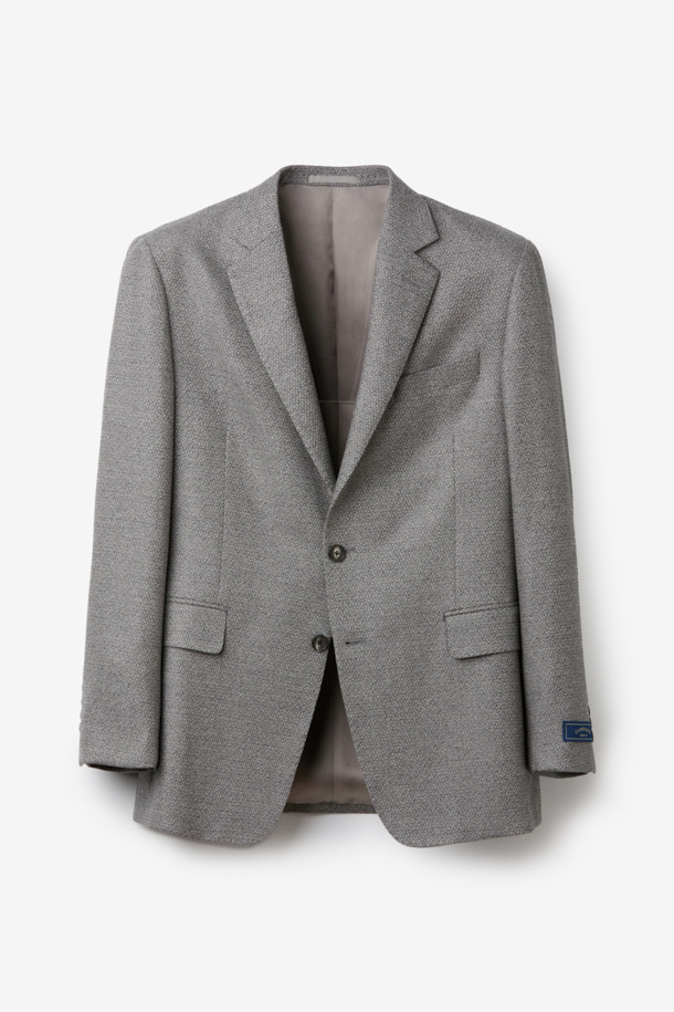 로로피아나(Loro Piana) 원단으로 제작된 울 마이크로 솔리드 재킷입니다. 부드러운 촉감과 고급스러운 외관을 자랑하며, 오피스룩, 비즈니스 캐주얼, 모임룩 등 다양한 TPO에 활용하기 좋습니다. 베이직하고 미니멀한 디자인으로, 클래식하고 시크한 스타일을 연출합니다. 멜란지 그레이 및 그레이 컬러의 솔리드 패턴으로, 레귤러 핏과 긴소매, 싱글 버튼 여밈 방식으로 제작되었습니다. 울 100% 소재로 제작되어 따뜻하고 편안한 착용감을 선사합니다.
