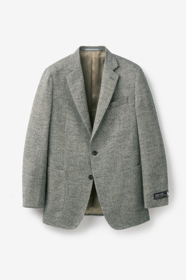 페를라 울알파카 헤링본 재킷은 남성 고객을 위한 클래식하고 베이직한 디자인의 자켓입니다. 가을과 겨울에 착용하기 좋은 두꺼운 두께감으로, 부드러운 촉감이 특징입니다. 이태리 페를라(FERLA) 원단을 사용하여 고급스러움을 더했으며, 레귤러핏 싱글버튼 방식으로 제작되었습니다. 오피스룩, 비즈니스 캐주얼, 모임룩 등 다양한 TPO에 활용 가능하며, 헤링본 패턴의 베이지 컬러가 세련된 스타일을 연출합니다.
