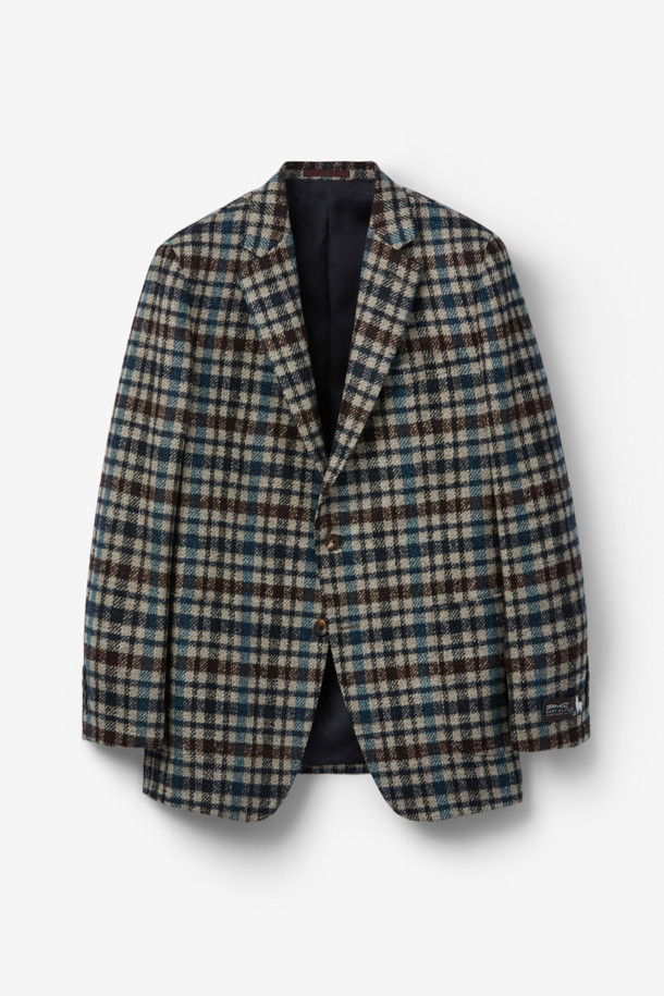 페를라 브라운데코 멀티체크 재킷은 가을, 겨울 시즌에 어울리는 세련된 스타일의 자켓입니다. 베이지, 와인, 네이비 세 가지 색상으로 출시되었으며, 볼드한 체크 패턴이 특징입니다. 울과 알파카 혼방 소재로 제작되어 따뜻하고 고급스러운 촉감을 선사하며, 레귤러핏과 싱글 버튼 여밈으로 깔끔한 실루엣을 연출합니다. 출근룩, 모임룩, 비즈니스 캐주얼 등 다양한 TPO에 활용 가능하며, 클래식, 미니멀, 시크 스타일을 선호하는 분들께 추천합니다. 긴 소매 기장의 레귤러 기장 자켓입니다.
