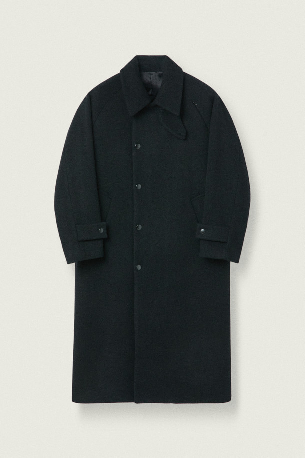 MOVERE X ROLIAT 발마칸 코트는 세미 루즈핏으로 제작되어 편안하면서도 세련된 실루엣을 연출합니다. 울과 캐시미어 혼방 소재로 제작되어 부드러운 촉감과 뛰어난 보온성을 제공하며, 가을과 겨울에 착용하기 좋습니다. 블랙 컬러의 무지 디자인은 클래식하면서도 미니멀한 스타일을 완성하며, 출근룩, 오피스룩, 모임룩 등 다양한 TPO에 활용 가능합니다. 래글런 소매, 히든 포켓, A라인 실루엣, 단단한 카라 디테일이 돋보이며, 스냅 버튼 여밈 방식으로 간편하게 착용할 수 있습니다. 롱 기장의 발마칸 코트로 시크한 스타일을 연출해보세요.
