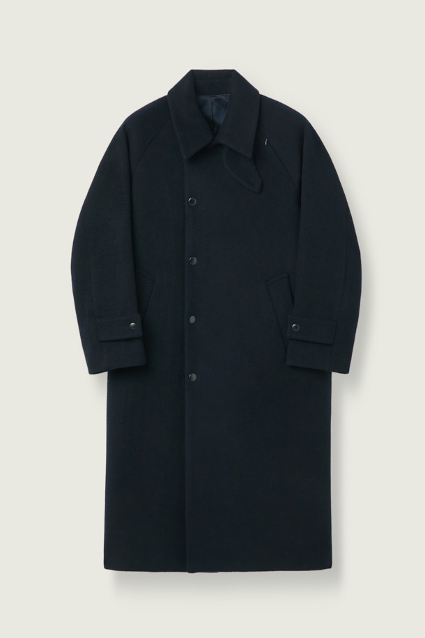 [MOVERE X ROLIAT] 발마칸 코트는 울과 캐시미어 혼방 소재로 제작되어 부드러운 촉감과 뛰어난 보온성을 제공합니다. 래글런 소매와 A라인 실루엣이 특징이며, 세미 루즈핏으로 편안하면서도 클래식한 스타일을 연출합니다. 무지 디자인의 블랙 컬러로, 출근룩, 오피스룩, 모임룩 등 다양한 TPO에 활용할 수 있습니다. 히든 포켓 디테일과 스냅 버튼 여밈 방식으로 미니멀하고 시크한 무드를 더했습니다. 가슴둘레 123cm의 넉넉한 기장감으로 겨울, 가을 시즌에 활용하기 좋습니다.
