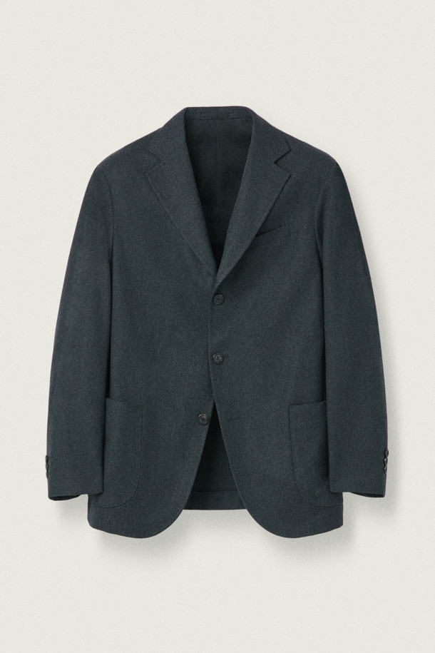 [MOVERE X ROLIAT] 테일러드 셋업 재킷은 남성을 위한 가을/겨울용 아우터입니다. 다크 그린 컬러의 무지 디자인으로, 클래식하고 미니멀한 스타일을 연출합니다. 울 소재의 두꺼운 두께감과 부드러운 촉감, 레귤러핏과 레귤러 기장으로 편안한 착용감을 선사합니다. 싱글 버튼 여밈 방식과 등판 다트 디테일, 스트레치 원단 및 밀드 가공으로 고급스러움을 더했으며, 오피스룩, 비즈니스 캐주얼, 모임룩 등 다양한 TPO에 활용 가능합니다.
