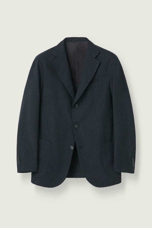 MOVERE X ROLIAT 테일러드 재킷은 가을과 겨울에 어울리는 블랙 컬러의 울 소재 싱글 버튼 재킷입니다. 레귤러 핏으로 제작되었으며, 미니멀하고 클래식한 스타일을 연출합니다. 다트 디테일과 밀드 가공, 트윌 조직으로 마감하여 고급스러운 촉감과 두꺼운 두께감을 느낄 수 있습니다. 오피스룩, 비즈니스 캐주얼, 모임룩 등 다양한 TPO에 활용하기 좋습니다. 시크하고 세련된 스타일을 완성해 보세요.
