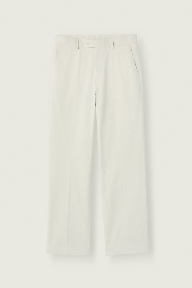 [MOVERE] DUCA(두카) 코튼 치노는 가을, 겨울 시즌에 어울리는 남성용 치노팬츠입니다. 화이트, 아이보리 두 가지 색상으로 출시되었으며, 데일리룩과 포멀한 자리 모두 활용 가능합니다. 면, 울, 엘라스틴 혼방 소재로 제작되어 부드러운 촉감을 선사하며, 레귤러핏과 테이퍼드 핏으로 클래식하고 미니멀한 스타일을 연출합니다. 좌우 사선 포켓, 뒷주머니, 허리 뒷부분 트임 등 디테일 요소가 돋보이며, 오피스룩 또는 비즈니스 캐주얼에도 적합합니다.
