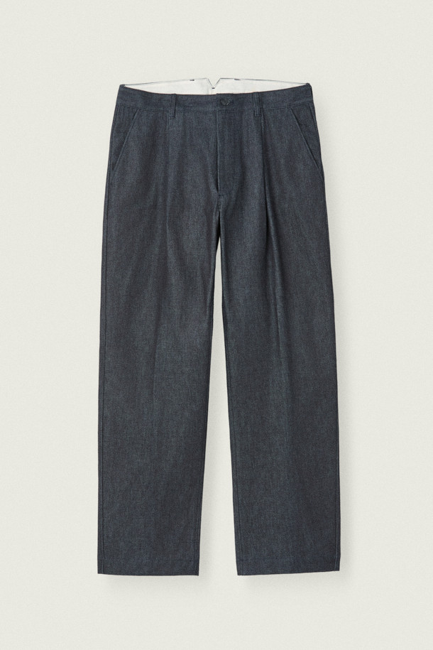 [MOVERE X ROLIAT] 재팬 메이드 원턱 데님은 일본 오카야마에서 제작된 프리미엄 데님 팬츠입니다. 네이비 컬러의 무지 디자인으로, 클래식하고 미니멀한 스타일을 연출하기 좋습니다. 원턱 디자인과 플리츠 디테일이 특징이며, 세미루즈핏으로 편안한 착용감을 선사합니다. 신치백 디테일로 허리 사이즈 조절이 용이하며, 가을/겨울철 출근룩, 비즈니스 캐주얼, 모임룩 등 다양한 TPO에 활용할 수 있습니다.
