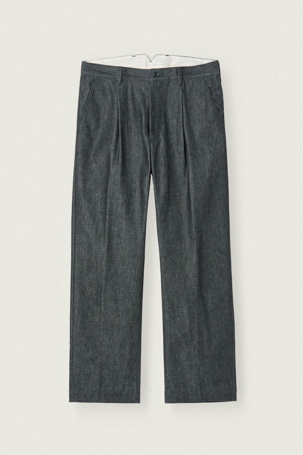 MOVERE X ROLIAT(모베르 X 롤리엇) 재팬 메이드 원턱 데님 팬츠입니다. 일본 오카야마에서 제작된 이 데님 팬츠는 가을, 겨울 시즌에 어울리는 클래식하고 미니멀한 스타일을 제안합니다. 네이비 컬러의 무지 디자인에, 뻣뻣한 촉감의 데님 소재, 루즈핏 실루엣으로 편안함을 더했습니다. 원턱 디자인과 신치백, 플리츠 디테일이 특징이며, 출근룩, 비즈니스 캐주얼, 모임룩 등 다양한 TPO에 활용 가능합니다. 스트레이트 핏과 세미루즈핏으로, 시크한 매력을 연출할 수 있습니다.
