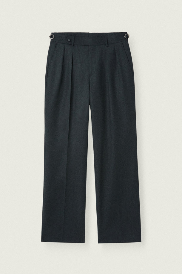 [MOVERE] REDA 울 슬랙스는 가을, 겨울 시즌에 어울리는 남성용 슬랙스입니다. 고급스러운 울과 엘라스틴 혼방 소재로 제작되어 부드러운 촉감과 자연스러운 신축성을 자랑하며, 와이드 및 플레어 핏으로 클래식하고 모던한 스타일을 연출합니다. 허리에는 4cm 밴딩과 리버스 투플리츠 디테일을 더해 편안함과 세련된 디자인을 동시에 잡았습니다. 블랙 컬러에 은은한 광택감이 더해져 오피스룩, 비즈니스 캐주얼, 모임룩 등 다양한 TPO에 활용 가능하며 미니멀하고 시크한 스타일을 완성합니다.
