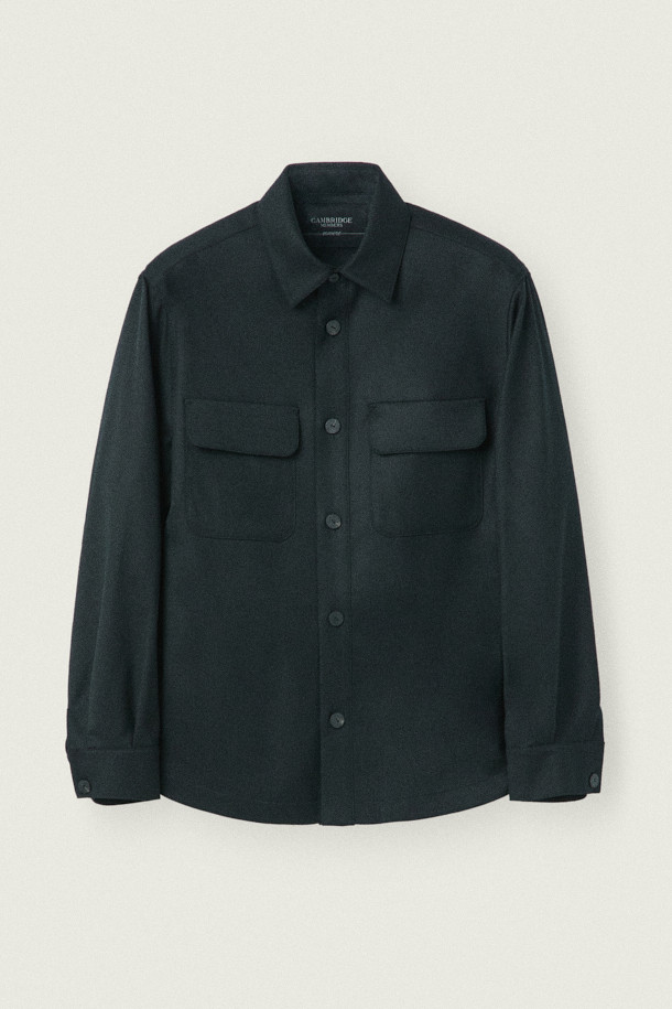 [MOVERE] REDA 울 셔켓은 부드러운 촉감의 REDA 울 99%와 엘라스틴 1% 혼방 소재로 제작된 셔츠 재킷입니다. 블랙, 브라운 두 가지 색상으로 출시되었으며, 간절기, 가을, 겨울 초에 착용하기 좋습니다. 미니멀하고 베이직한 디자인으로 출근룩, 비즈니스 캐주얼, 모임룩 등 다양한 TPO에 활용 가능합니다. 루즈핏 레귤러 기장으로 편안한 착용감을 선사하며, 가슴 플랫 포켓, 사이드 포켓, 등판 플리츠 디테일이 특징입니다. 셔츠 칼라, 긴 소매, 버튼 여밈 방식으로 클래식하고 미니멀한 스타일을 연출합니다.
