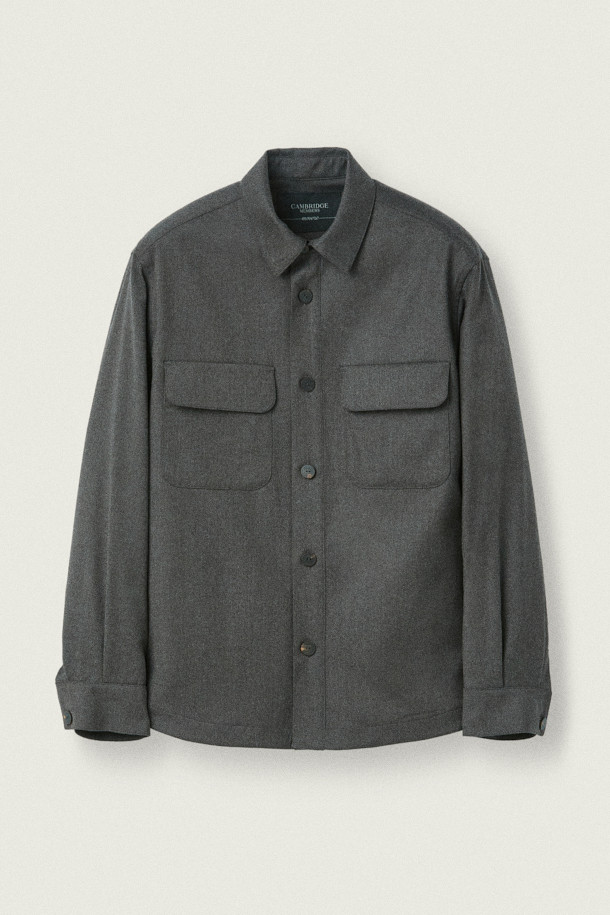 [MOVERE] REDA 울 셔켓은 클래식, 미니멀, 시크 스타일을 추구하는 분들을 위한 셔켓입니다. 블랙, 브라운 두 가지 색상으로 출시되었으며, 간절기, 가을, 겨울 초에 착용하기 좋습니다. REDA 울 99%와 엘라스틴 1% 혼방 소재로 제작되어 부드러운 촉감과 두꺼운 두께감을 자랑하며, 밀드 가공으로 완성도를 높였습니다. 셔츠 칼라, 루즈핏, 긴소매 디자인으로, 가슴 플랫 포켓, 사이드 포켓, 등판 플리츠 디테일이 특징이며, 출근룩, 비즈니스 캐주얼, 모임룩 등 다양한 TPO에 활용 가능합니다.
