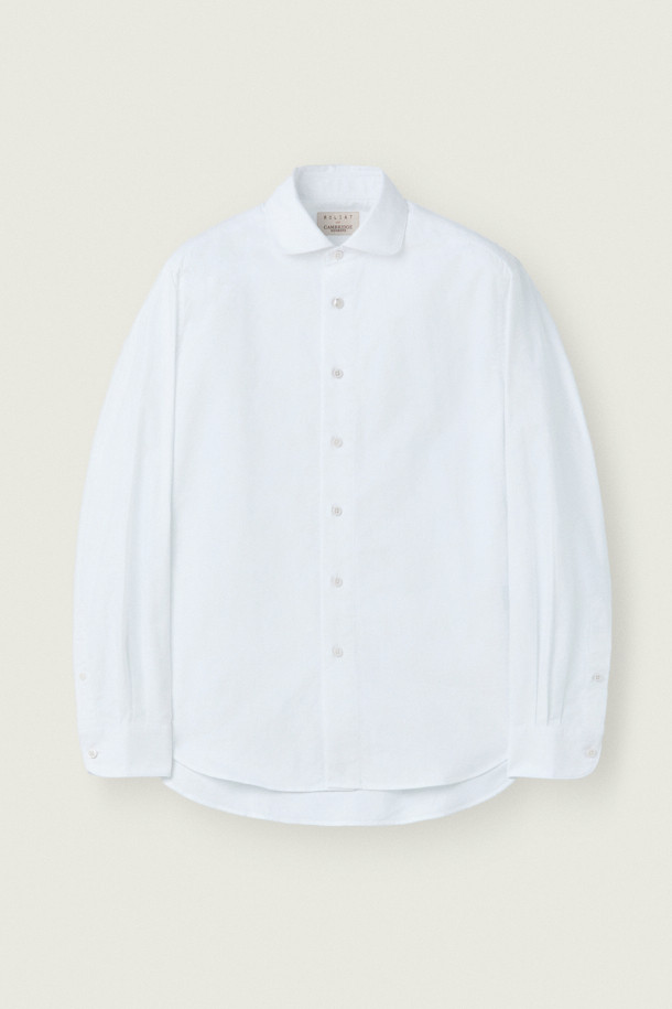 MOVERE X ROLIAT(무브레 X 롤리앗) 라운드 카라 옥스포드 셔츠는 부드러운 면 소재로 제작되어 가을, 겨울철에 착용하기 좋습니다. 세미 루즈 핏으로 편안한 착용감을 선사하며, 라운드 카라 디자인이 특징입니다. 솔리드 옥스포드 원단에 금속 포인트 단추, 클럽 카라 디테일로 클래식한 무드를 더했습니다. 출근룩, 비즈니스 캐주얼, 모임룩 등 다양한 TPO에 활용할 수 있으며, 미니멀하고 캐주얼한 스타일 연출에도 적합합니다. 긴소매, 화이트 컬러로 어디에나 매치하기 용이한 데일리 아이템입니다.
