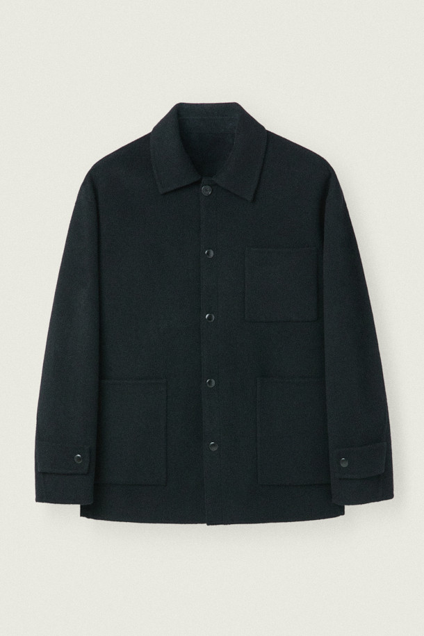 [MOVERE X ROLIAT] 핸드메이드 사파리 재킷은 클래식과 미니멀 스타일을 추구하는 고객을 위해 제작되었습니다. 가을과 겨울, 출근룩에 적합하며, 부드러운 캐시미어 소재로 제작되어 편안한 착용감을 선사합니다. 루즈핏 디자인과 무지 패턴, 하프 기장으로 세련된 핏을 연출하며, 스냅 버튼으로 간편하게 여밀 수 있습니다. 135cm의 가슴둘레를 갖춘 핸드메이드 사파리 재킷으로, 소매 기장은 긴소매입니다.
