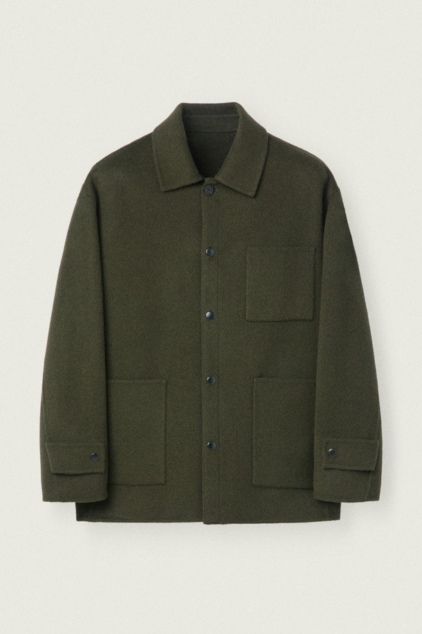 [MOVERE X ROLIAT] 핸드메이드 사파리 재킷은 가을과 겨울, 클래식한 스타일을 추구하는 당신을 위한 아우터입니다. 캐시미어 소재 특유의 부드러운 촉감과 두꺼운 두께감으로 따뜻함을 선사하며, 루즈핏 디자인이 편안한 착용감을 제공합니다. 카키와 올리브 두 가지 색상으로 출시되어 출근룩, 모임룩, 데이트룩 등 다양한 TPO에 활용 가능합니다. 무지 패턴에 핸드메이드, 포켓 디테일이 더해져 미니멀하면서도 시크한 스타일을 완성합니다. 스냅 버튼 여밈 방식으로 간편하게 착용할 수 있는 롱슬리브 사파리 코트입니다.
