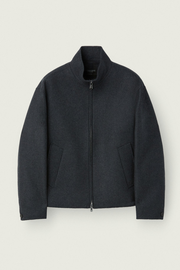 [MOVERE] 핸드메이드 블루종은 모던한 스타일을 추구하는 분들을 위한 겨울, 가을용 아우터입니다. 부드러운 촉감의 울 소재와 두꺼운 두께감으로 제작되어, 쌀쌀한 날씨에도 따뜻하게 착용할 수 있습니다. 루즈핏으로 편안한 착용감을 선사하며, 2-WAY 지퍼, 사이드 포켓, 스트링 디테일, 핸드메이드 봉제, 이중지 원단으로 고급스러움을 더했습니다. 출근룩, 모임룩, 데이트룩 등 다양한 TPO에 활용 가능한 블랙 색상의 클래식, 미니멀, 시크 스타일 블루종입니다.
