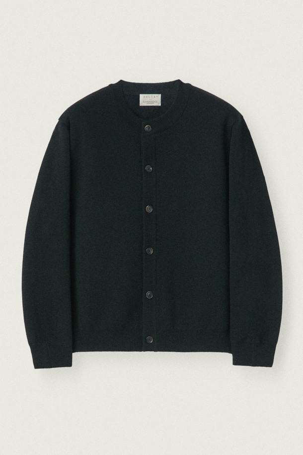 [MOVERE X ROLIAT] 라운드넥 가디건은 가을, 겨울 시즌에 어울리는 블랙 컬러의 울 소재 가디건입니다. 미니멀하고 베이직한 스타일로, 루즈핏 또는 세미루즈핏으로 편안하게 착용 가능합니다. 라운드넥 디자인에 긴소매 기장이며, 두꺼운 두께감으로 따뜻함을 더합니다. 밀라노 조직 짜임과 테일러링 구조로 제작되어 아우터 또는 이너로 활용 가능하며, 출근룩으로도 손색없습니다. 가슴둘레는 116cm입니다.
