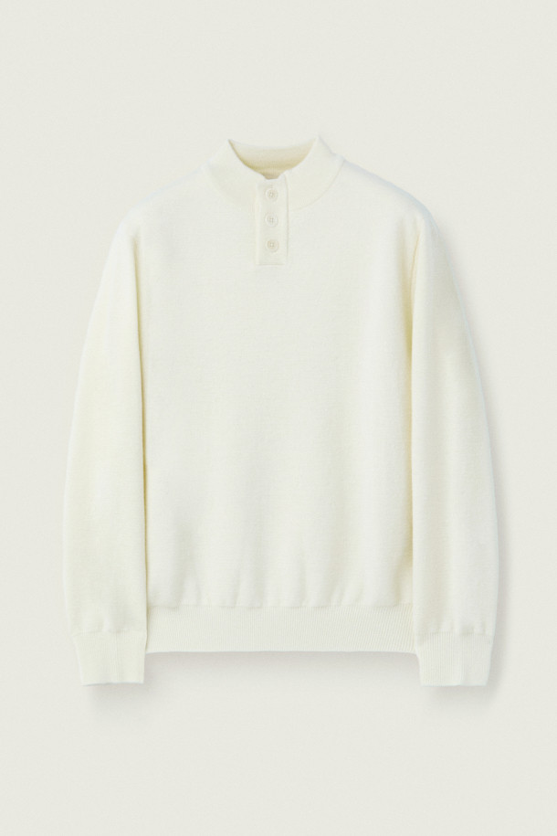 [MOVERE X ROLIAT] 모크넥 스웨터는 가을과 겨울, 출근룩, 오피스룩, 모임룩에 어울리는 클래식하고 미니멀한 스타일의 상의입니다. 밀라노 조직으로 제작되어 탄탄한 촉감을 자랑하며, 울 100% 소재로 보온성을 높였습니다. 헨리넥 디자인을 기반으로 한 모크넥 스타일이며, 레귤러 핏과 긴 소매 기장으로 세련된 핏을 연출합니다. 가슴둘레 110cm이며, 두께감 있는 화이트 컬러의 무지 스웨터입니다.
