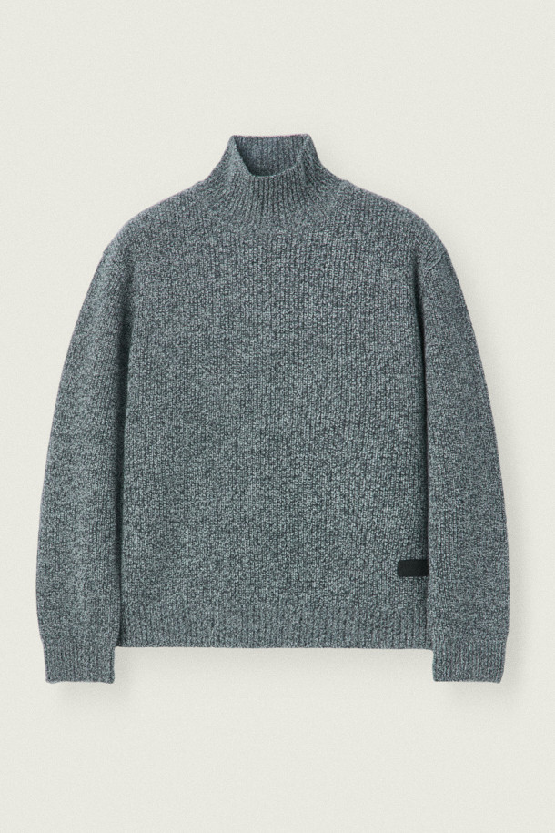 [MOVERE] 싱글 터틀 스웨터는 가을과 겨울, 일상에서 미니멀하고 클래식한 스타일을 연출하기 좋은 상의입니다. 부드러운 울 90%와 캐시미어 10% 혼방 소재로 제작되어 포근하고 고급스러운 촉감을 선사합니다. 오버핏과 루즈핏으로 편안한 착용감을 제공하며, 볼륨감 있는 골지 조직과 드롭 숄더 디자인이 특징입니다. 터틀넥 디자인과 긴 소매 기장으로 보온성을 높였으며, 하단 불박 라벨로 포인트를 더했습니다. 그레이 컬러로 어떤 옷에도 쉽게 매치할 수 있어 활용도가 높습니다.
