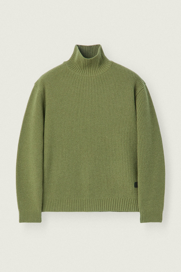 [MOVERE] 싱글 터틀 스웨터는 울 90%, 캐시미어 10% 혼방 소재로 제작되어 부드러운 촉감과 뛰어난 보온성을 제공합니다. 톤 다운된 올리브 그린 컬러와 미니멀한 디자인은 어떤 스타일에도 잘 어울리며, 가을, 겨울 시즌 데일리룩과 모임룩에 활용하기 좋습니다. 오버핏 실루엣과 볼륨감 있는 골지 조직, 드롭 숄더 디테일이 편안하고 세련된 분위기를 연출합니다. 하단 불박 라벨 포인트로 [MOVERE]만의 감성을 더했으며, 긴 소매 기장과 두꺼운 두께감으로 따뜻하게 착용할 수 있습니다.
