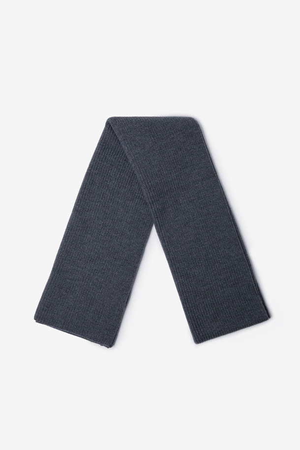 GRAN SASSO(그란 사소) 울 윈터 머플러는 포근함과 스타일을 동시에 만족시키는 겨울철 필수 아이템입니다. 부드러운 울 소재로 제작되어 뛰어난 촉감과 보온성을 자랑하며, 무지 디자인과 베이직한 스타일로 어떤 옷차림에도 자연스럽게 어울립니다. 출근룩이나 모임룩 등 다양한 TPO에 활용 가능하며, 클래식, 미니멀, 캐주얼 등 폭넓은 스타일을 소화합니다. 그레이 컬러는 세련된 분위기를 연출하며, 브랜드 라벨이 디자인의 은은한 포인트를 더합니다. 추운 겨울, GRAN SASSO(그란 사소) 울 머플러로 따뜻하고 멋스러운 스타일을 완성해 보세요.
