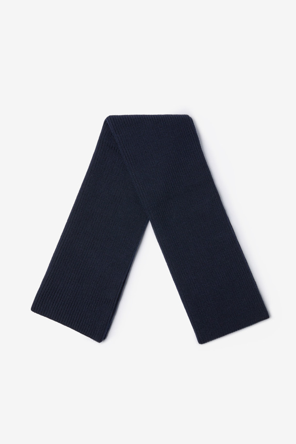 GRAN SASSO(그란 사쏘) 울 윈터 머플러는 겨울철 보온성을 책임지는 베이직 스타일의 머플러입니다. 부드러운 촉감의 울 소재로 제작되었으며, 두꺼운 두께감으로 따뜻하게 착용할 수 있습니다. 블랙 컬러의 무지 디자인으로, 출근룩과 같은 클래식하고 미니멀한 스타일에 잘 어울립니다. 심플한 디자인에 브랜드 라벨로 포인트를 더했으며, 데일리 아이템으로 활용하기 좋습니다.
