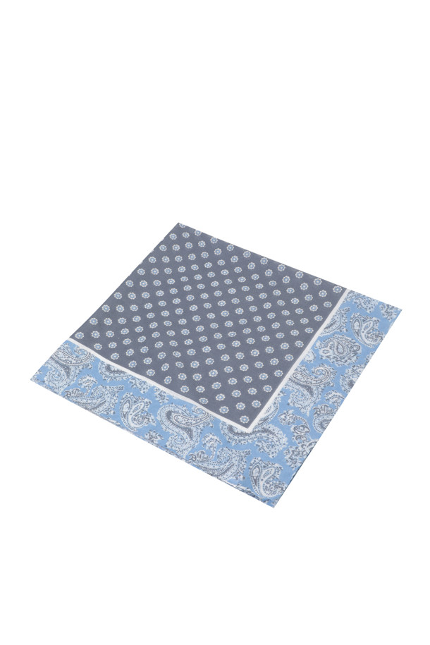 STEFANO BIGI(스테파노 비기) 코튼 반다나는 고급스러운 스타일을 연출하는 남성용 액세서리입니다. 블루와 네이비 색상으로 제공되며, 봄, 여름, 가을 계절에 착용하기 좋습니다. 실크와 코튼 혼방 소재로 제작되어 부드러운 촉감을 선사하며, 플라워 또는 도트 패턴의 스퀘어 디자인이 특징입니다. 여행룩, 휴가룩, 클래식, 미니멀, 리조트 스타일을 즐기는 분들께 추천합니다. 일상에서도 세련된 포인트를 더할 수 있습니다.
