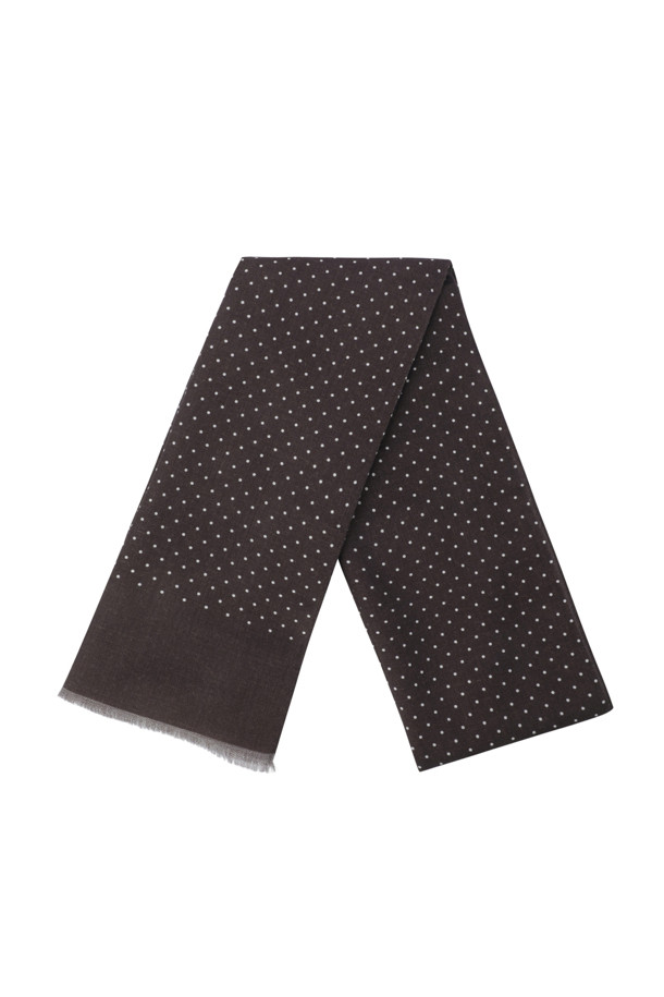 STEFANO BIGI(스테파노 비기) 핀 도트 울 스카프는 남성용 스카프로, 클래식하고 시크한 스타일을 연출합니다. 블랙 컬러에 도트 무늬가 세련된 포인트를 더하며, 부드러운 울 소재로 제작되어 가을과 겨울철 보온성을 높여줍니다. 와이드한 폭과 롱한 길이로 다양한 스타일링이 가능하며, 프린지 디자인이 특징입니다. 출근룩과 모임룩에 모두 잘 어울립니다.
