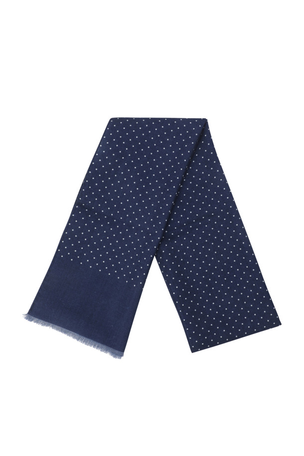 STEFANO BIGI(스테파노 비지) 핀 도트 울 스카프는 깊이 있는 네이비 컬러에 클래식한 무드를 더해 출근룩, 비즈니스 캐주얼, 모임룩 등 다양한 TPO에 활용하기 좋습니다. 부드러운 촉감의 울 소재로 제작되어 가을, 겨울 시즌에 따뜻하게 착용할 수 있으며, 와이드한 폭과 롱한 길이로 보온성을 높였습니다. 베이직한 디자인에 핀 도트 패턴이 은은하게 포인트가 되어 미니멀, 캐주얼 스타일에도 잘 어울립니다. 클래식한 멋을 더하는 프린지 디테일이 돋보이는 두꺼운 두께감의 스카프입니다.
