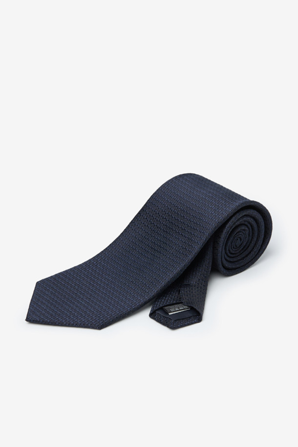 실크 마이크로 텍스쳐 솔리드 타이는 남성용 포멀 넥타이입니다. 부드러운 촉감의 실크 소재로 제작되었으며, 블랙 컬러에 마이크로 텍스쳐 패턴과 솔리드 디자인이 특징입니다. 클래식하고 미니멀한 스타일로, 오피스룩, 비즈니스 캐주얼, 모임룩 등 다양한 TPO에 활용하기 좋습니다. 로고 자수 디테일이 고급스러움을 더하며, 가벼운 착용감으로 편안함을 선사합니다. 격식 있는 자리에 품격을 더해줄 아이템입니다.
