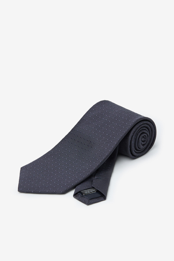 실크 도트 솔리드 타이입니다. 부드러운 촉감의 실크 소재로 제작되어 가볍고 편안한 착용감을 선사합니다. 깔끔한 실루엣과 클래식한 디자인은 오피스룩, 비즈니스 캐주얼, 모임룩 등 다양한 TPO에 활용 가능합니다. 솔리드 컬러 바탕에 도트 무늬가 포인트로 더해져 미니멀하면서도 세련된 스타일을 연출합니다. 루프 디테일이 돋보이는 포멀한 남성용 타이입니다.

