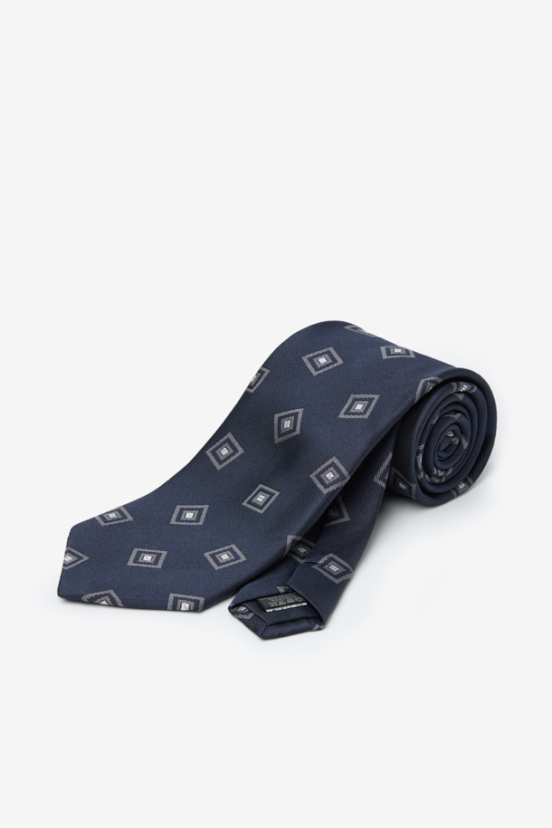 네이비 컬러의 실크 스퀘어 올오버 타이는 남성 정장룩에 품격을 더해줄 넥타이입니다. 부드러운 실크 소재로 제작되어 가볍고 편안한 착용감을 선사하며, 은은한 광택이 고급스러운 분위기를 자아냅니다. 클래식하고 미니멀한 디자인에 스퀘어 패턴과 올오버 패턴이 세련된 포인트를 더합니다. 오피스룩, 비즈니스 캐주얼, 모임룩 등 다양한 TPO에 활용 가능하며, 로고 자수 디테일로 브랜드의 정체성을 드러냅니다.
