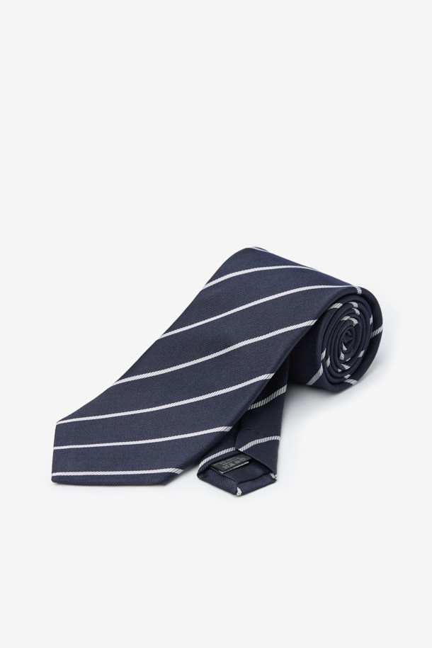 네이비와 화이트 컬러 배색의 실크 화이트데코 레지멘탈 타이는 남성분들을 위한 포멀 스타일 넥타이입니다. 부드러운 촉감의 실크 소재로 제작되어 고급스러움을 더하며, 클래식한 디자인에 로고 자수 디테일이 돋보입니다. 넥타이 전체를 가로지르는 사선 라인 패턴이 세련된 느낌을 선사합니다. 오피스룩, 비즈니스 캐주얼, 모임룩 등 다양한 TPO에 활용하여 클래식하고 미니멀한 스타일을 연출해보세요.
