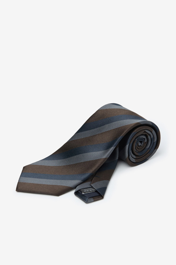 실크 멀티컬러블럭 레지멘탈 타이는 남성용 넥타이로, 포멀한 자리에 적합합니다. 부드러운 촉감의 실크 소재로 제작되었으며, 가볍고 고급스러운 착용감을 선사합니다. 멀티컬러 배색과 사선 스트라이프 패턴이 세련된 디자인을 완성하며, 로고 자수 디테일로 포인트를 더했습니다. 클래식하고 미니멀한 스타일로, 오피스룩, 비즈니스 캐주얼, 출근룩에 훌륭하게 매치됩니다.
