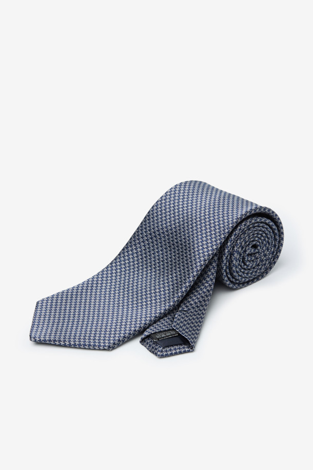 클래식한 디자인의 남성용 실크 하운드투스 올오버 넥타이입니다. 부드러운 촉감의 고급 실크 소재로 제작되어 포멀한 착장에 잘 어울립니다. 그레이 컬러의 하운드투스 패턴이 세련된 느낌을 주며, 루프 디테일이 돋보입니다. 오피스룩, 비즈니스 캐주얼, 모임룩 등 다양한 TPO에 활용 가능하며, 미니멀하고 클래식한 스타일을 연출하기 좋습니다.
